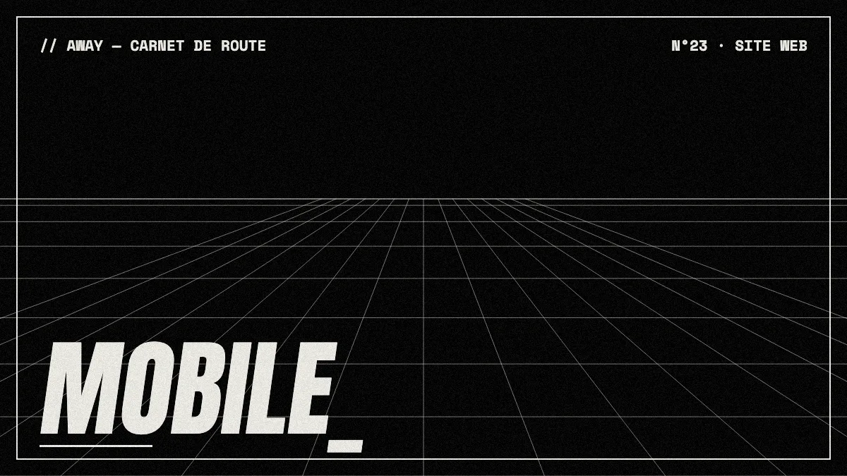 Client consultant un site web mobile au Maroc sur son téléphone, dans la rue à Casablanca